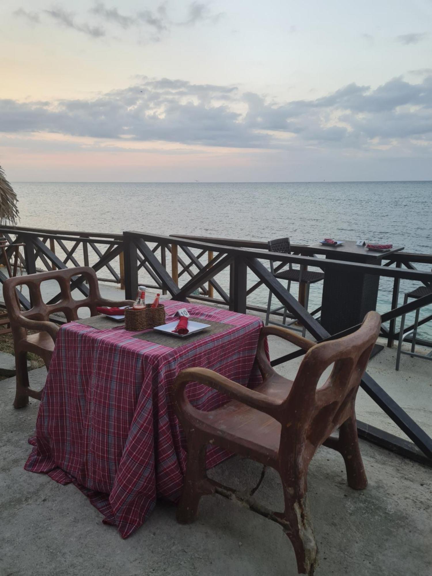 Sky Beach Rooms Lucea Exterior photo